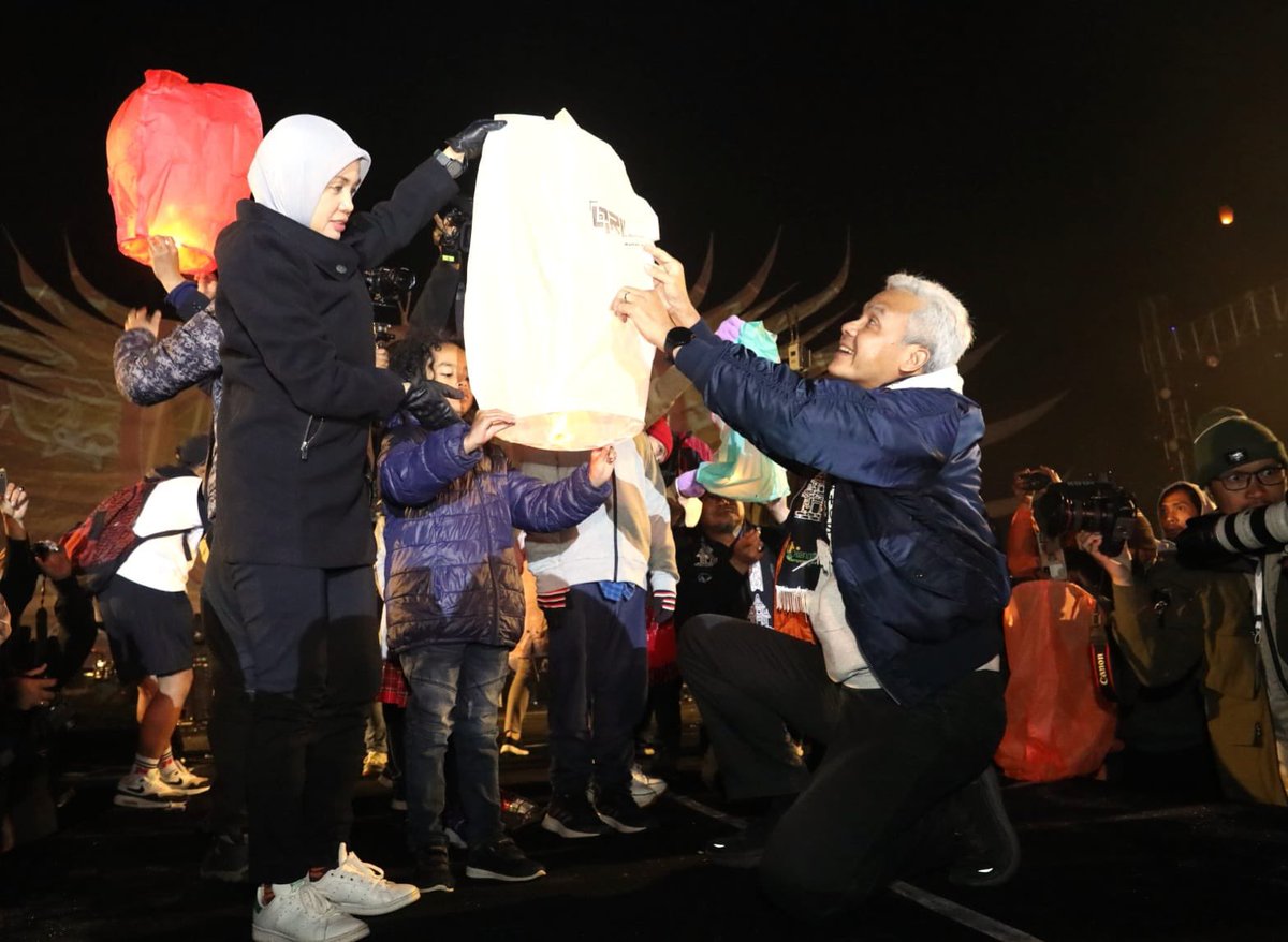 ganjarpranowo's tweet photo. Ribuan lampion di langit Dieng ini seperti rangkaian doa yang kita panjatkan bersama. 

Semoga masyarakat Indonesia terangkat derajat dan kesejahteraannya, semoga kita selalu dipertemukan dalam suasana damai dan bahagia. Aamin https://t.co/FCt3cKTH1g
