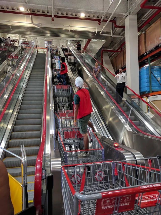 saintIlub's tweet photo. @GundamNorthrop They need suitcase escalator like this for the safety of airport users https://t.co/u482nkFgEt