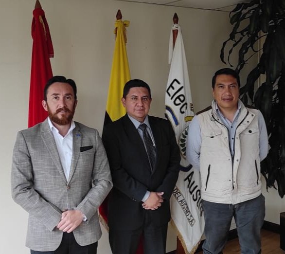 EpAsfaltar's tweet image. Mediante la gestión de nuestro gerente @paolocarpioa seguimos fortaleciéndonos como empresa pública.
Llegamos a importantes acuerdos con  @elecaustro para el mejoramiento de las vías en la zona de influencia del proyecto eólico #Huascachaca, el más grande del país.