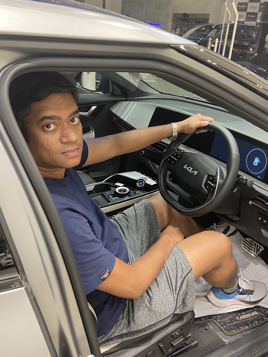 Wheelsonline_IN's tweet photo. Kia EV6 has an awesome interior and a good aerodynamic body.. Front and rear seat comfort is top notch. it sets a new benchmark in the premium EV segment ..!! #KiaEV6 #KiaIndia #EV6 https://t.co/4cJTZjP4Oi