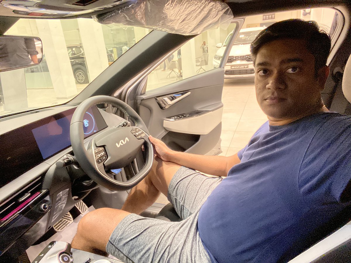 Wheelsonline_IN's tweet photo. Kia EV6 has an awesome interior and a good aerodynamic body.. Front and rear seat comfort is top notch. it sets a new benchmark in the premium EV segment ..!! #KiaEV6 #KiaIndia #EV6 https://t.co/4cJTZjP4Oi