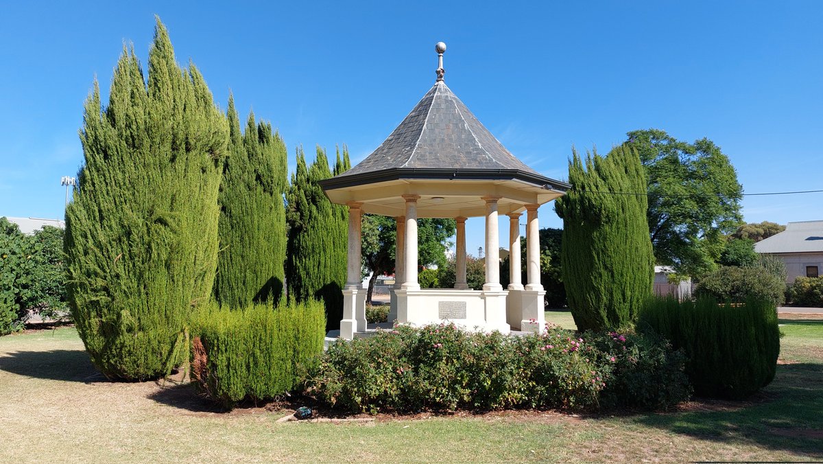 pfwaus's tweet photo. Set in a beautiful &amp; well kept park &amp; gardens, the historic 1922 War Memorial Rotunda in #CrystalBrook #SouthAustralia #Australia #LestWeForget #WW1 #History #travel 😷 #TravelOz https://t.co/QxlLF7I9oU