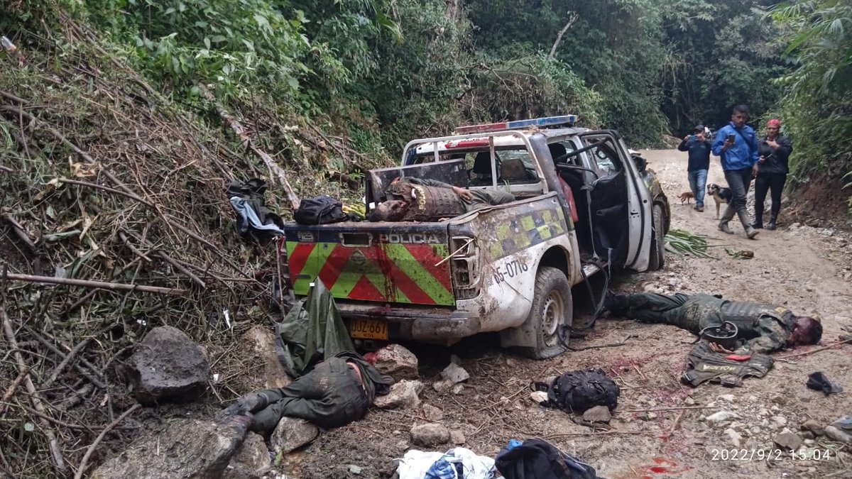 pedrosoto785's tweet photo. De este tamaño fue el acto terrorista donde emboscaron y asesinaron 8 policías en el Huila, pero el presidente dice qué es saboteo, descarado. https://t.co/Vigg6WTJuk