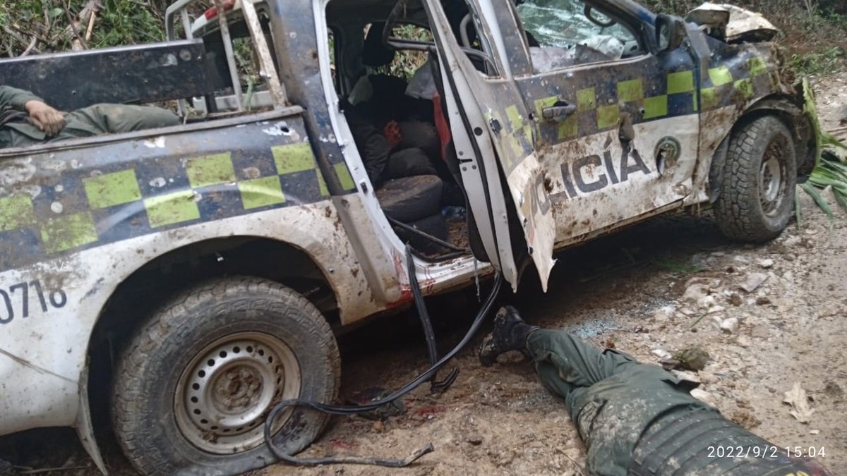 pedrosoto785's tweet photo. De este tamaño fue el acto terrorista donde emboscaron y asesinaron 8 policías en el Huila, pero el presidente dice qué es saboteo, descarado. https://t.co/Vigg6WTJuk