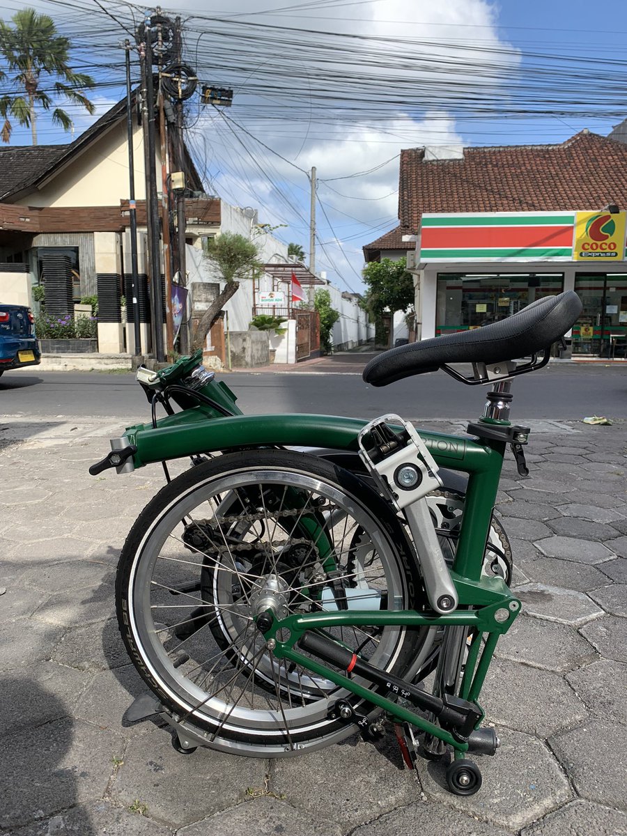 erurangga's tweet photo. WTS Brompton S2L British Racing Green special order with Schwalbe Koajk brand new with box 32jt CP: 081280656273 #fnfjb https://t.co/2eC240mobI