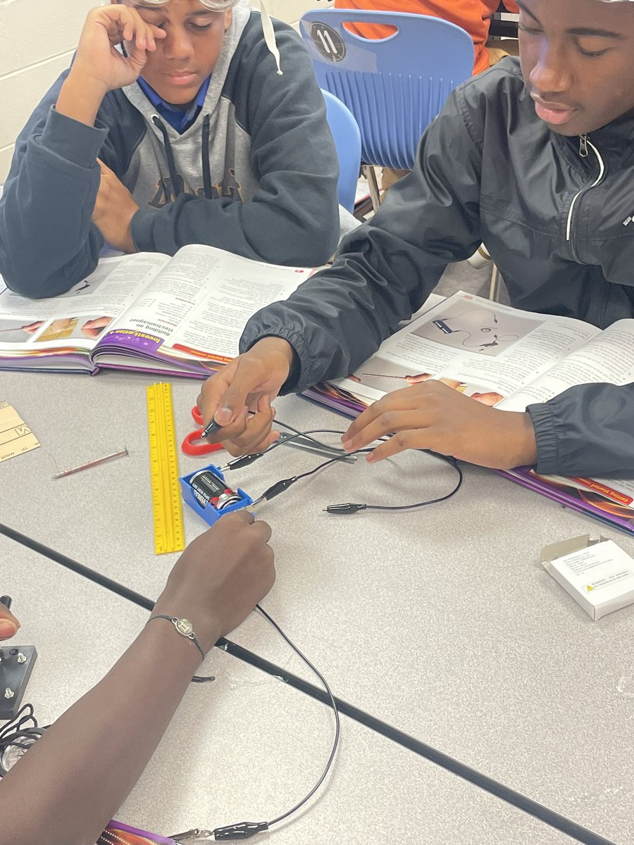 SHill_DMS's tweet photo. @hendrixscience is using her AMSTI Kits to teach her Ss to identify and explain the forces of nature that create electromagnetism. Ss are creating electromagnetic models.  @dms_tcboe https://t.co/IGLMDAmf7Q