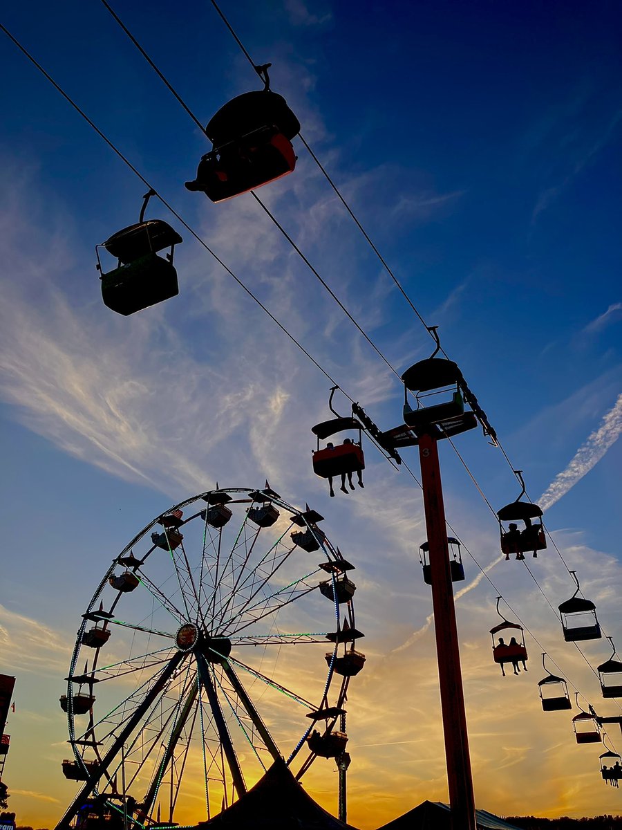 We’ve never met a #nysfair sunset we didn’t like🌅🎡