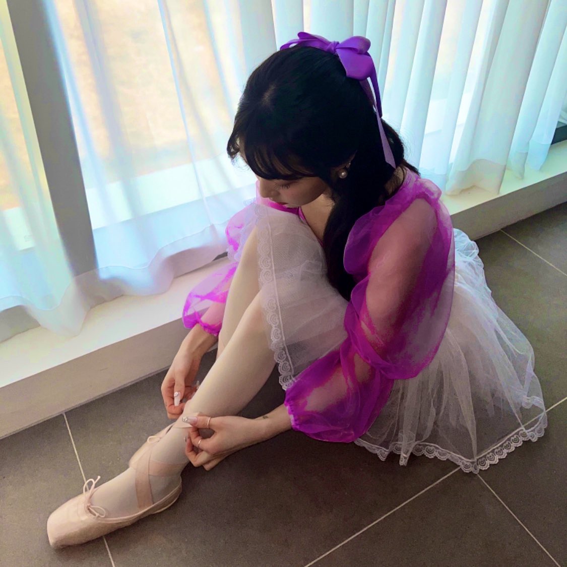 urfairytopia's tweet photo. Como el #BoomshakalakaOutNow, no me resistí a poner la rolita a todo volumen en la casa y ya que el #EmiliaPreDebut event es hoy mismo, hasta los vecinos se pusieron a bailar con el #EmiBoomStream, pregunten si quieren, pero les digo que yo fui testigo.
𝑓lower- 𝑏un 🐰 𝒜my https://t.co/52YYdTL8vv