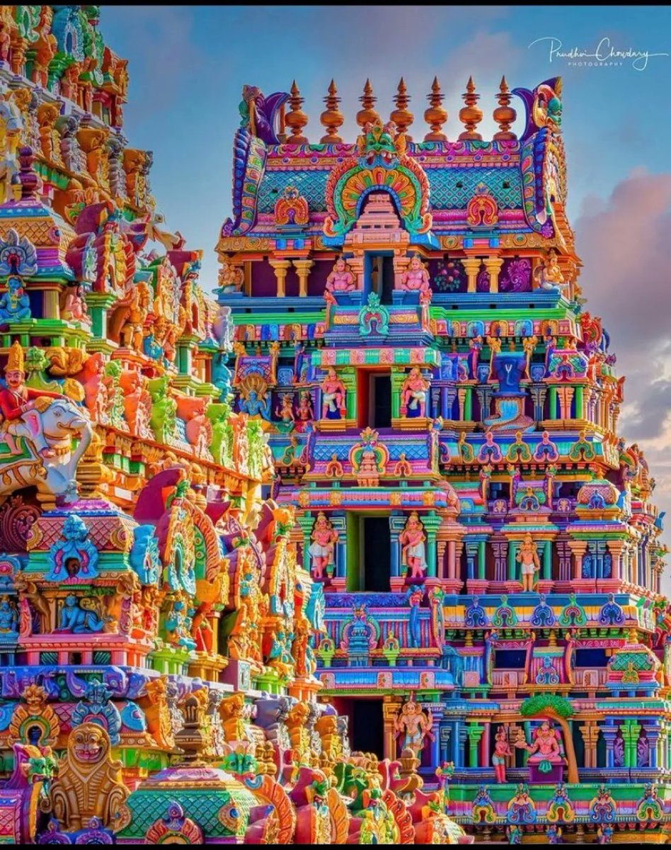 The most beautiful rainbow you’ll ever see -painted in stone

Sri Ranganathswamy Temple- Srirangam, Tamil Nadu, India 🇮🇳.

@proudlymessedup