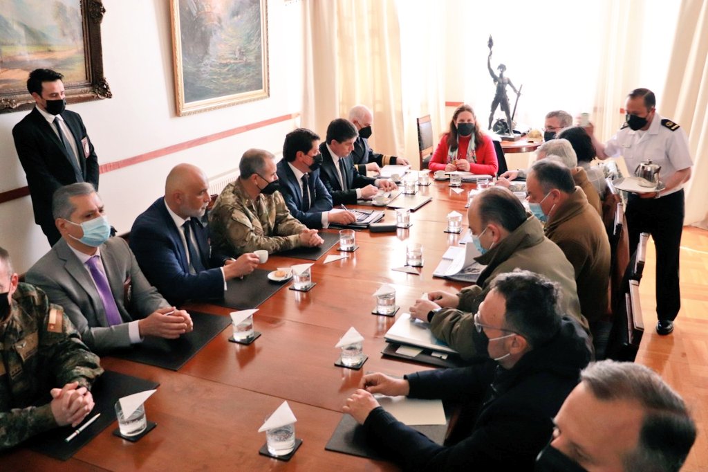 jedenabiobio's tweet photo. La reunión de #Seguridad contó con la presencia de autoridades regionales, entre ellas el Jefe de Fuerza #Biobío, CA Jorge Parga y Jedena Biobío, CA Juan Pablo Zúñiga https://t.co/NOFMABZIHO