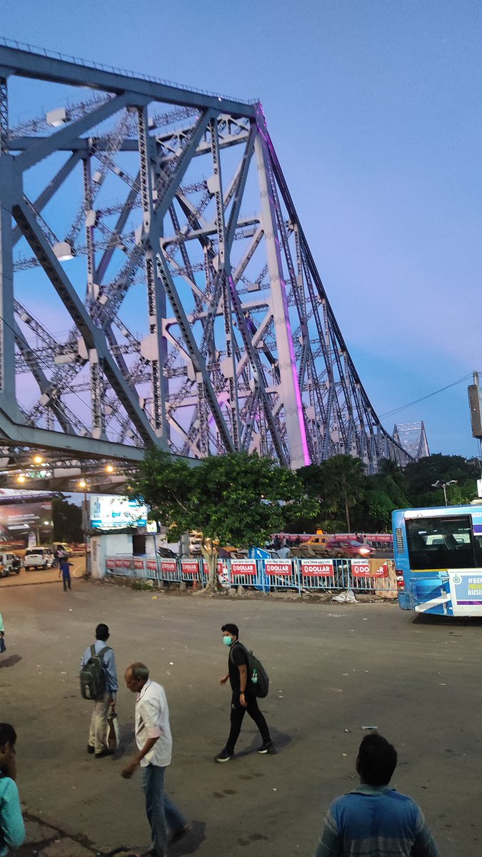 IndiaPlaces's tweet photo. The #HowrahBridge is a balanced cantilever bridge over the #Hooghly River in #WestBengal, India. Commissioned in 1943, the bridge was originally named the New Howrah Bridge, because it replaced a pontoon bridge at the same location linking the cities of #Howrah and #Kolkata. https://t.co/2A5mgHYiVZ