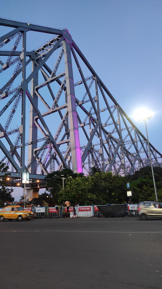 IndiaPlaces's tweet photo. The #HowrahBridge is a balanced cantilever bridge over the #Hooghly River in #WestBengal, India. Commissioned in 1943, the bridge was originally named the New Howrah Bridge, because it replaced a pontoon bridge at the same location linking the cities of #Howrah and #Kolkata. https://t.co/2A5mgHYiVZ