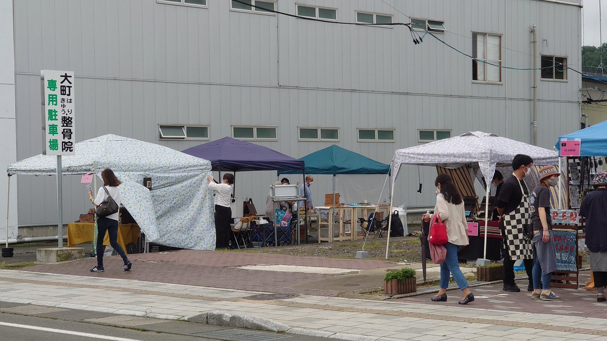 gohanyabian's tweet photo. 岩手町クラフト市始まりました！
当店も駄菓子、ペットボトル等を店頭にて販売中！
子供達小銭握りしめて集まれ！！！

店舗は通常通り営業しております、お弁当お惣菜ご入用の際には是非！ https://t.co/R1q1REWnbK