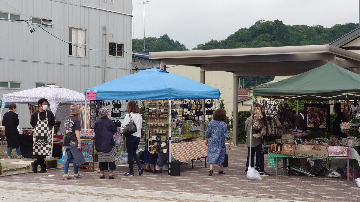 gohanyabian's tweet photo. 岩手町クラフト市始まりました！
当店も駄菓子、ペットボトル等を店頭にて販売中！
子供達小銭握りしめて集まれ！！！

店舗は通常通り営業しております、お弁当お惣菜ご入用の際には是非！ https://t.co/R1q1REWnbK