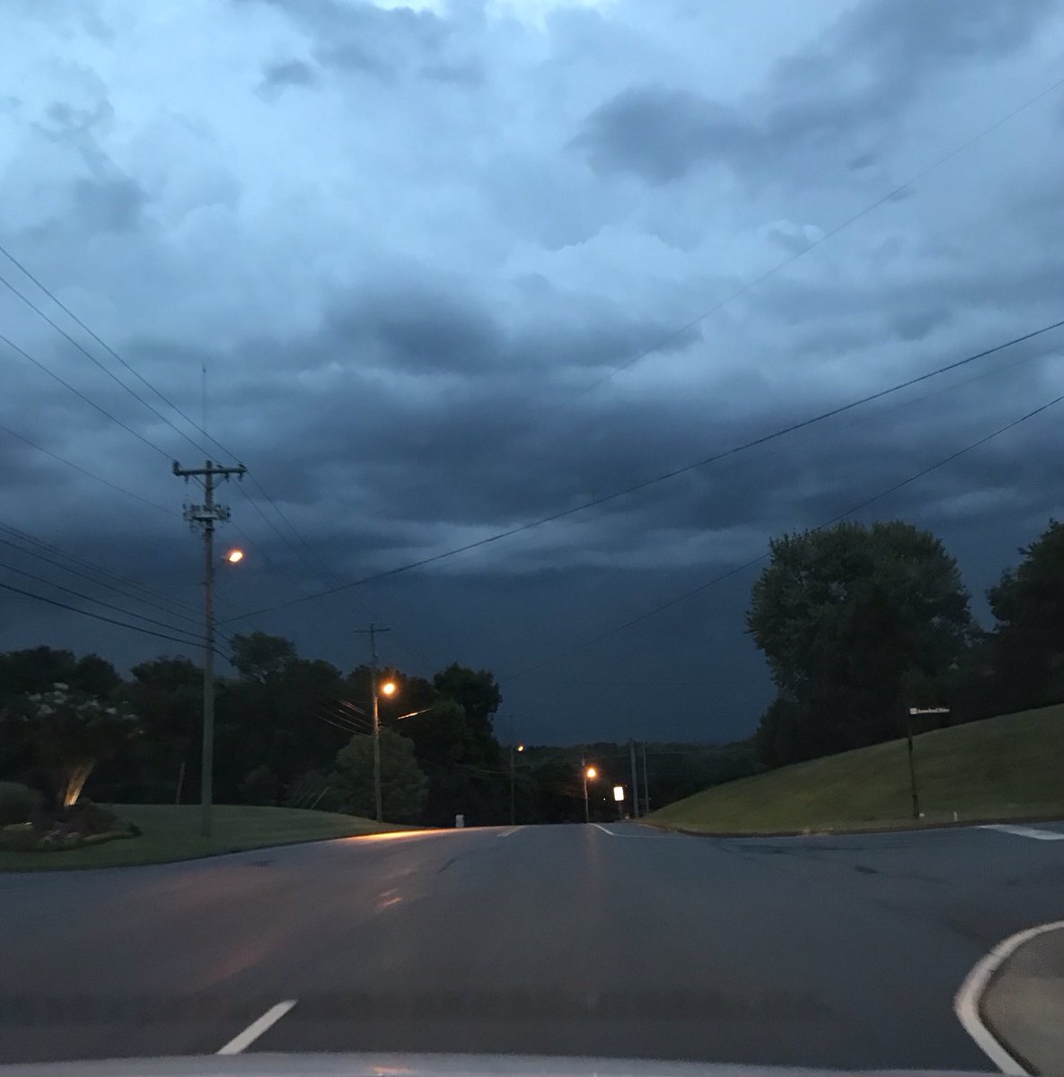 navery101's tweet photo. Good night, the clouds are angry!

#amphotographing #photonight #eveningsky #photo https://t.co/e1gurxJRPA