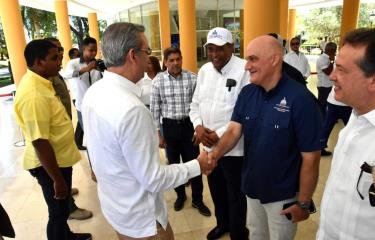 HispanistaRD's tweet photo. Las imágenes recientes del Presidente y la primera dama en público con el Ministro Pavel Isa no son al azar. Es una clara señal de que el cuenta con el apoyo del Presidente en todos sus pronunciamientos. Piensan igual. https://t.co/gJsbEPQQHZ