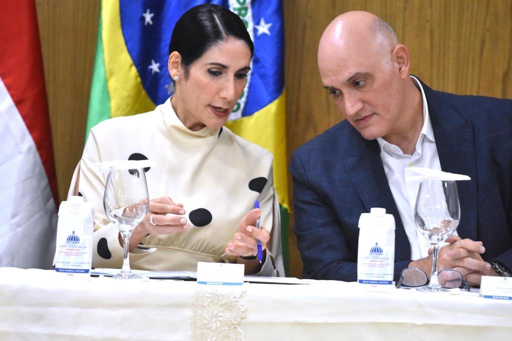 HispanistaRD's tweet photo. Las imágenes recientes del Presidente y la primera dama en público con el Ministro Pavel Isa no son al azar. Es una clara señal de que el cuenta con el apoyo del Presidente en todos sus pronunciamientos. Piensan igual. https://t.co/gJsbEPQQHZ