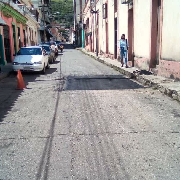 📢 Mantenimiento vial (Bacheo) en la calle Rivas Dávila, avanzando con las mejoras de vialidad en nuestro Municipio Ribas.

#Gobernamosparaservir 
#Ribasvuelveasonreir 

<a href="/NicolasMaduro/">Nicolás Maduro</a> <a href="/Soykarinacarpio/">Karina Carpio</a> <a href="/GobiernoAragua_/">Gobierno Aragua</a>