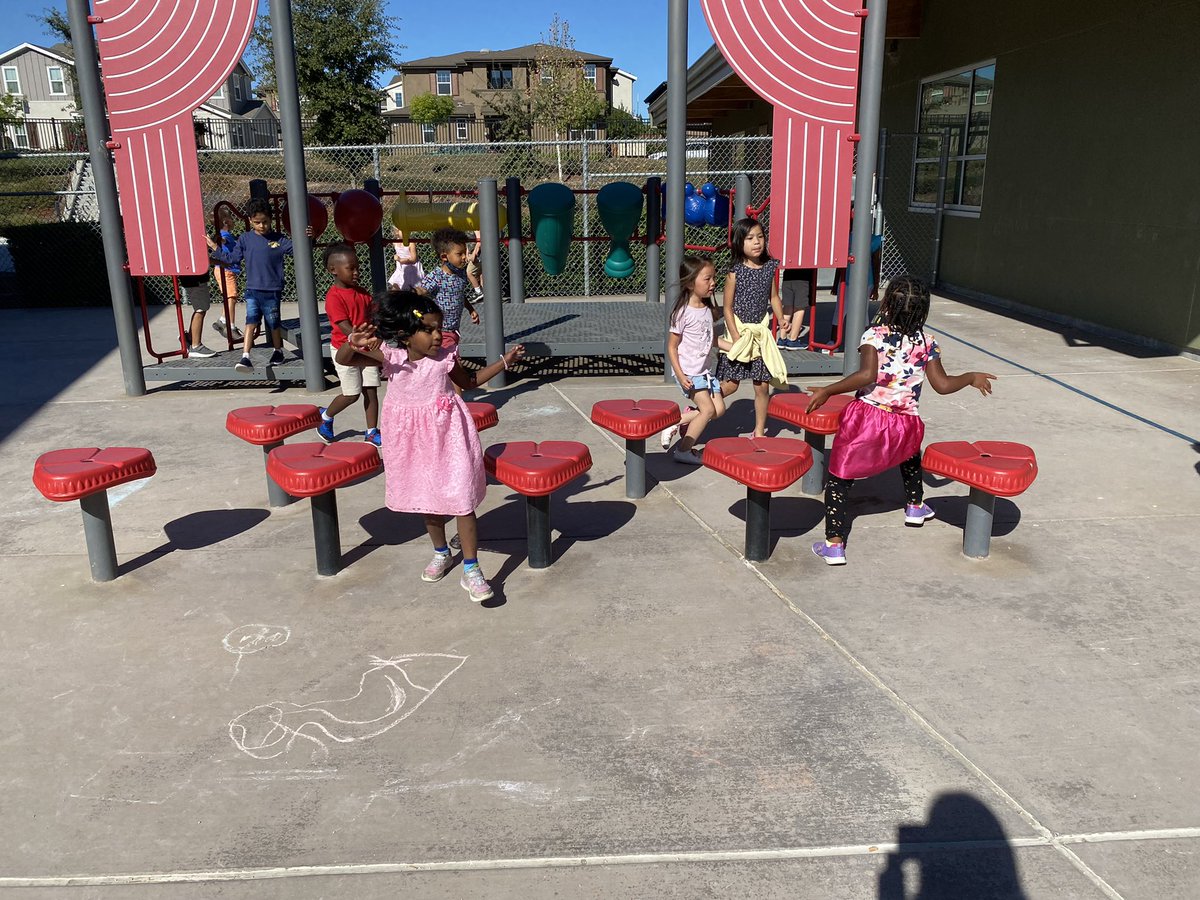 CastilloKinders's tweet photo. Recess fun!☀️ #ncsstar https://t.co/UT77j1mphL
