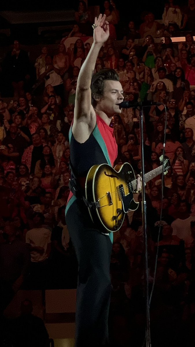 HLDTour's tweet photo. Harry and his guitar! 
#LoveOnTourNYC #Residency8
9.2.22

📸: damnitdanaaa https://t.co/8HJTWZyjJB