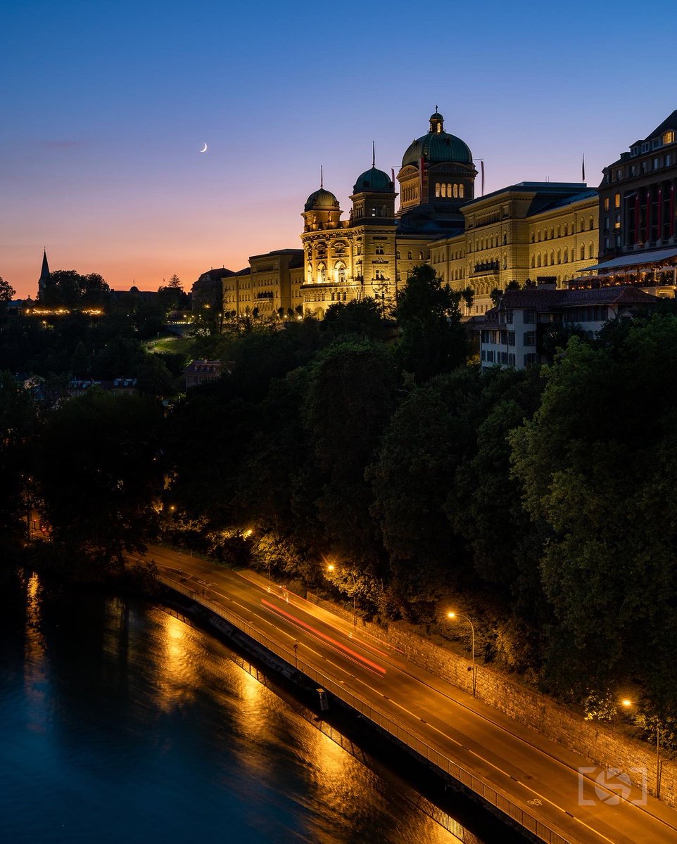 Bern Switzerland #inlovewithswitzerland #swiss #suisse #suissebook <a href="/MySwitzerland_e/">Switzerland</a> <a href="/FlySWISS/">Swiss Intl Air Lines</a> #bern #bernswitzerland #UNESCO #Switzerland #Schweiz #bundeshaus #capital #altstadt #crescentmoon