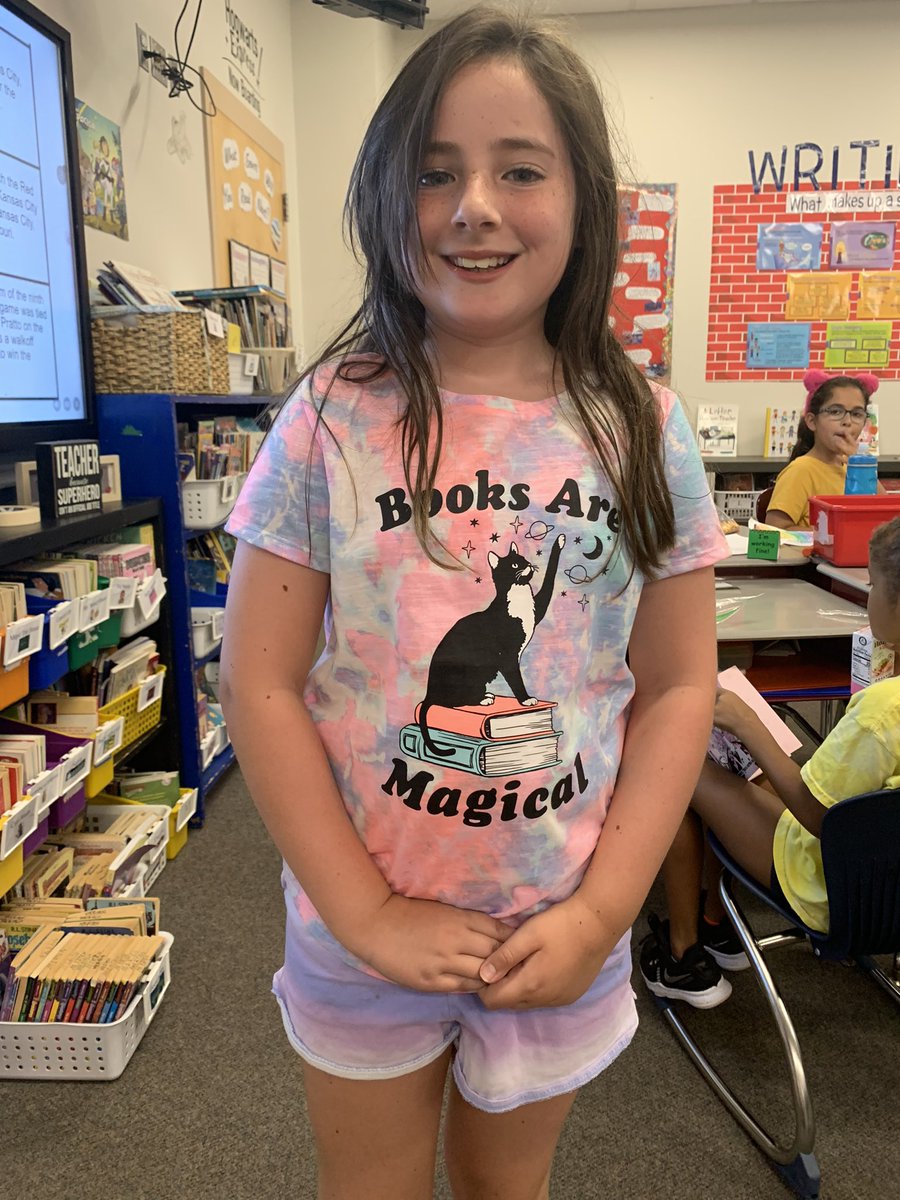 First #TShirtOfTheDay of the new school year- perfect for the fact that we went book shopping in our library for the first time today!! 🐱