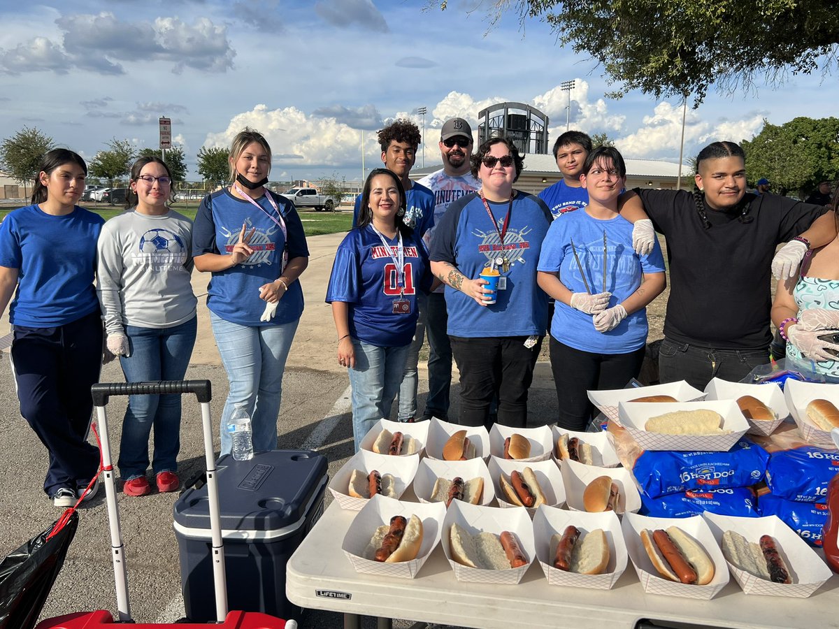 lizetrcasas's tweet photo. Thank you, @Amerigroup, for helping us put on an amazing tailgate event for our @EISDMemorialHS @EISDofSA families! Our #seniors really appreciated this start to an amazing season. #collegeapps #GEARUPworks #6moretogo https://t.co/jgFjX4nlYL
