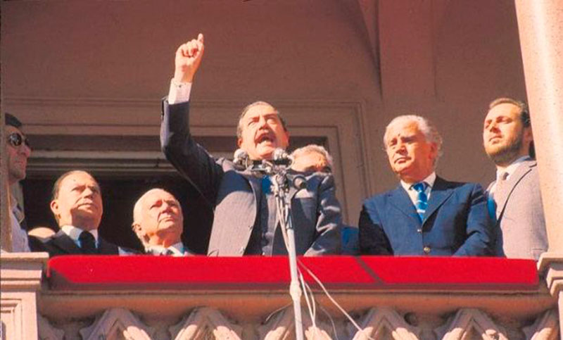 PERIODlSTAPERON's tweet photo. Semana Santa de 1987. Rodeando a Alfonsín están los peronistas Saadi, Cafiero y Manzano. Hoy ni un solo radical para defender la democracia. La única verdad es la realidad. https://t.co/6sE3dT5GX3