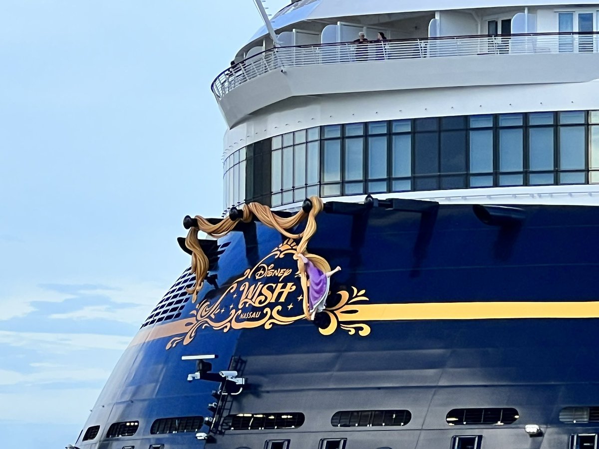 throughtjseye's tweet image. Always some cool things to see at dinner at the Port. @spacex @DisneyCruise #fishlips