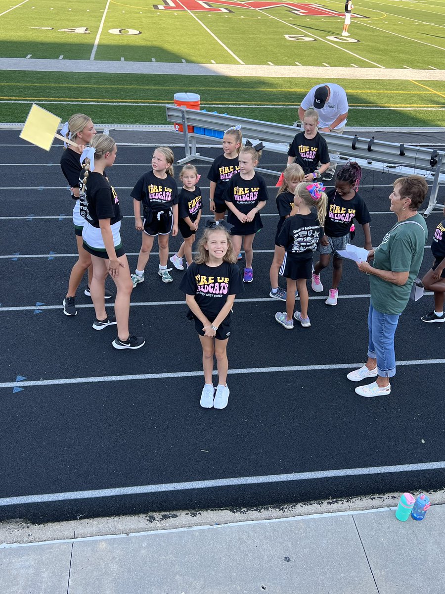 Mrs_Neill1's tweet photo. 💚🤍🖤Peyton had a blast cheering with the @MWHSWildcats cheer team tonight! 💚🤍🖤 https://t.co/uwRvQuuSQg