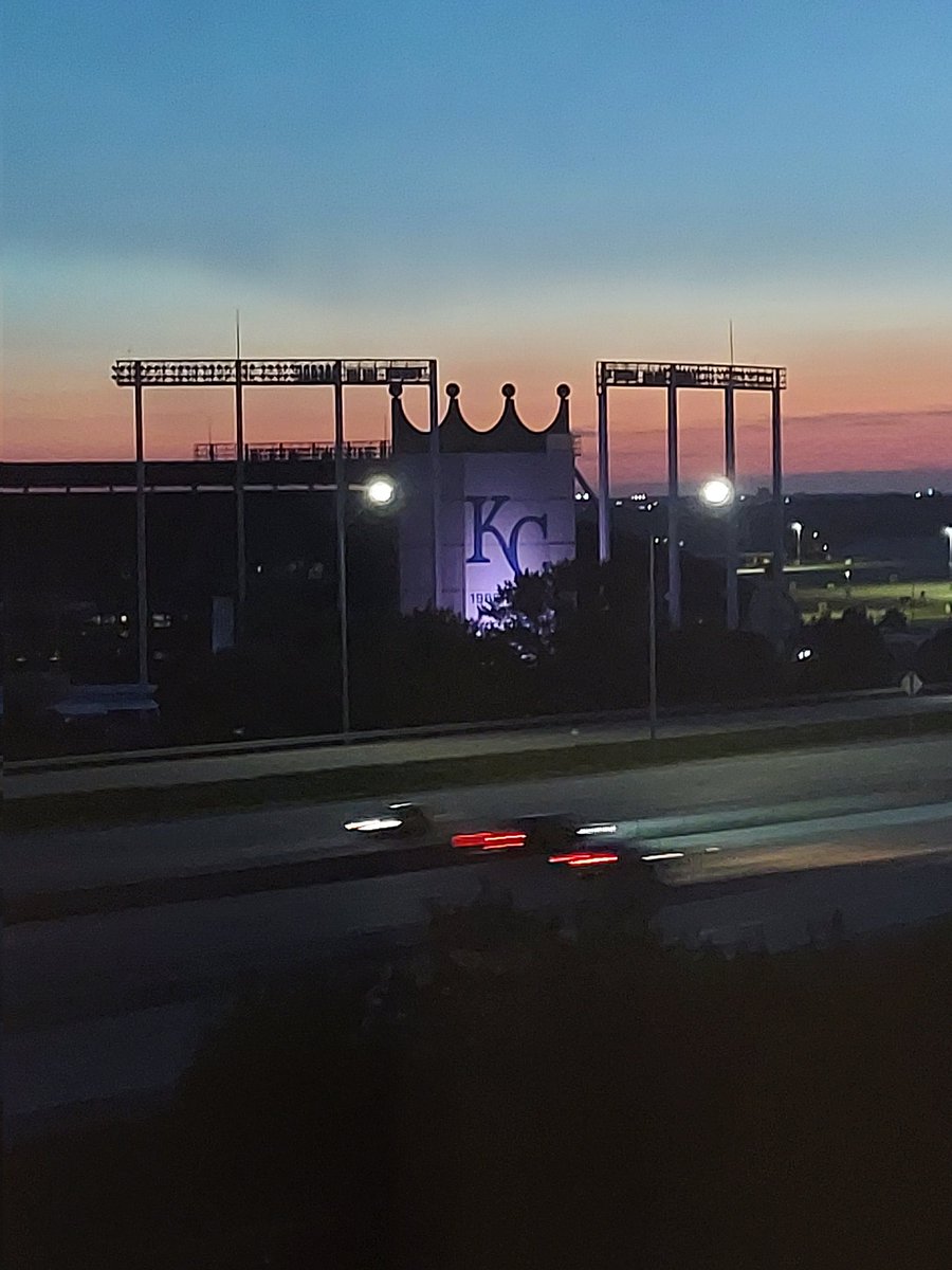 susan_shuman's tweet photo. All settled in across the way and ready for tomorrow's Royals Charities 5K! 💙⚾️👑🦁 @kcroyals @kcsluggerrr @royals_charities #summertradition #kcforlife https://t.co/Po3CLFkGKt