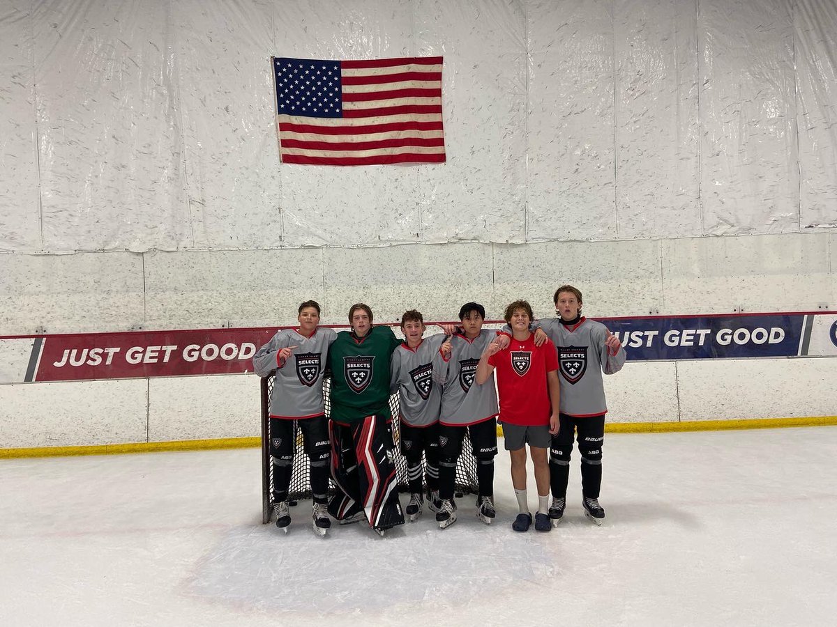 BKSelectsboys's tweet photo. The 14’s had a great day today at Evolve playing 3v3, cranking tunes and having fun after a great week of training camp! Team Gray with the 3v3 win 🏆 First games of the year tomorrow at RIC vs the Regals #bkselects @esghockey https://t.co/maQc1tjrRG