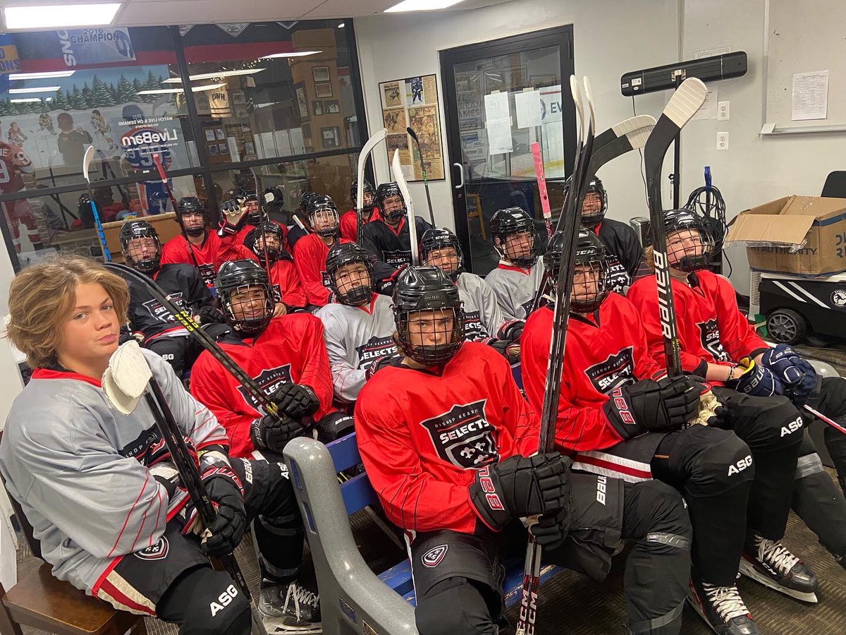 BKSelectsboys's tweet photo. The 14’s had a great day today at Evolve playing 3v3, cranking tunes and having fun after a great week of training camp! Team Gray with the 3v3 win 🏆 First games of the year tomorrow at RIC vs the Regals #bkselects @esghockey https://t.co/maQc1tjrRG