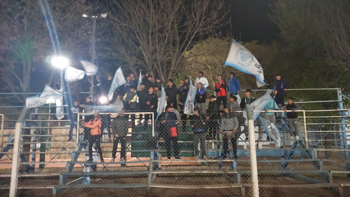 AlexOses's tweet photo. Viernes 22 horas, un frío que se hacía sentir, los pibes del club alentando a la primera en un entrenamiento antes de una final.  No me vengan a hablar de amor porque de amor NO SABEN NADA https://t.co/tT7nNKzJCf