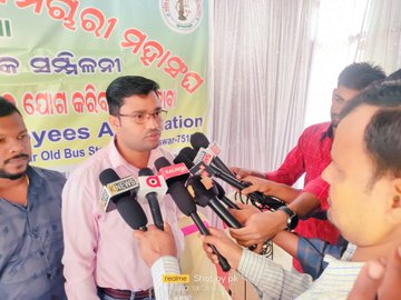 odishabhaskar's tweet photo. State President Bijaya Malla and General Secretary Khitish Panda issued a memorandum cum ultimatum letter in favor of @SecyChief for mass agitation on September 11 from @OGCEA. The association request to @CMO_Odisha and @SecyChief to #AbolishContractualSystemOdisha https://t.co/574pwi6niB