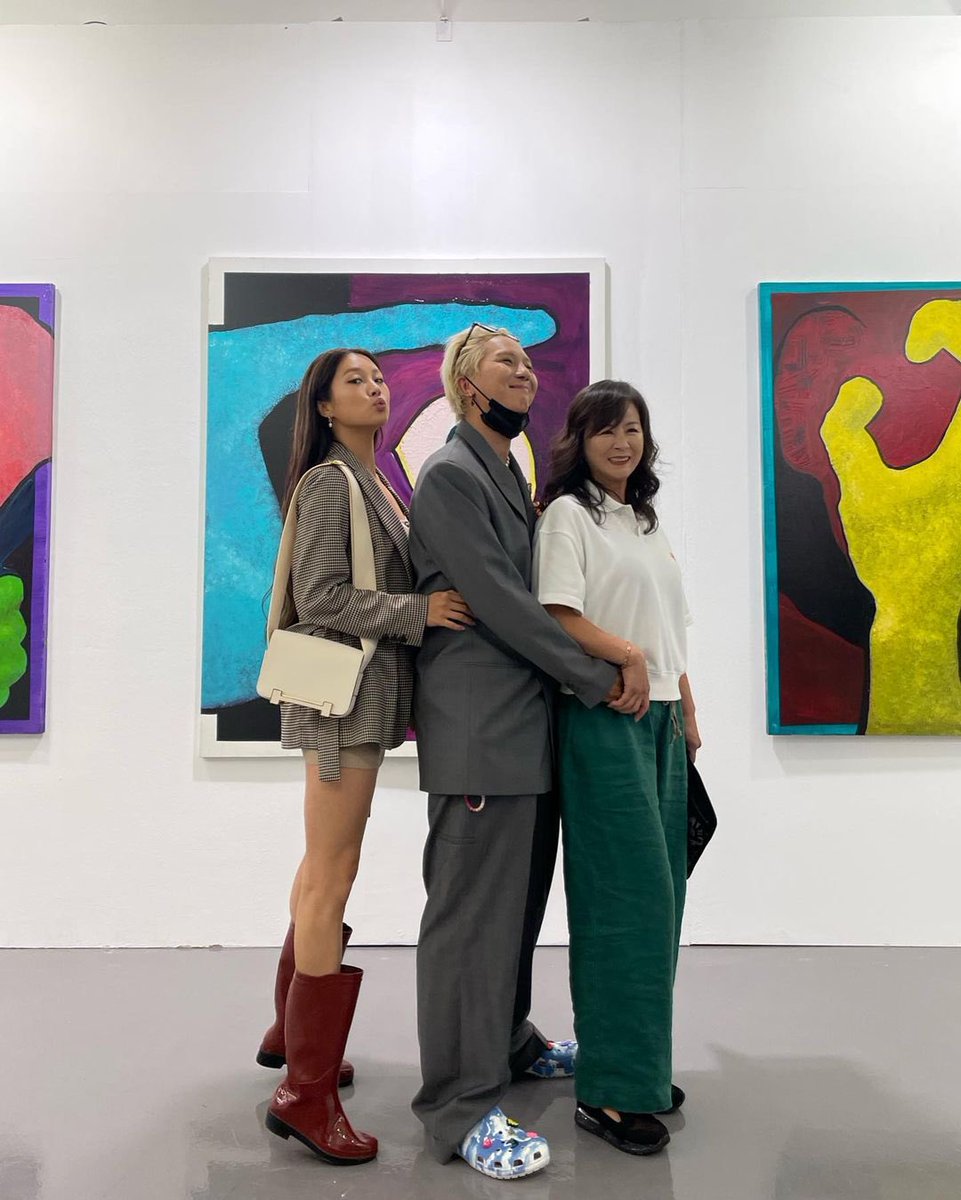 pearl4minhoon's tweet photo. “We’re Mom’s masterpiece”

Couldn’t agree more, Dana 🥹👏 Beautiful Song family~ @official_mino_ 💙 https://t.co/dTiE4fswER