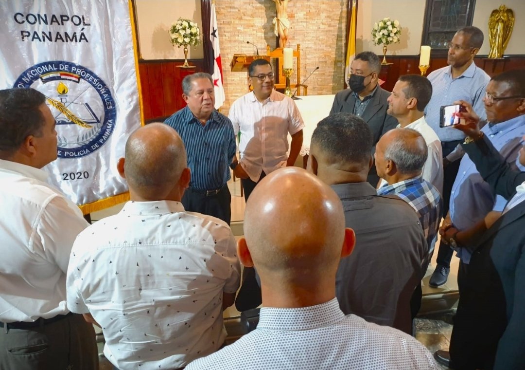 ConapolPMA's tweet photo. CONAPOL el jueves 010922 inicio los actos conmemorativos a su 2do. aniversario con Misa de Acción de Gracias, celebrada en la parroquia Sagrado Corazón de Jes��s de Ancón, oficiada por el párroco Vicente Amable, recibiendo la bendición colegial para nuestro caminar y crecimiento. https://t.co/2ZyHirrZVF