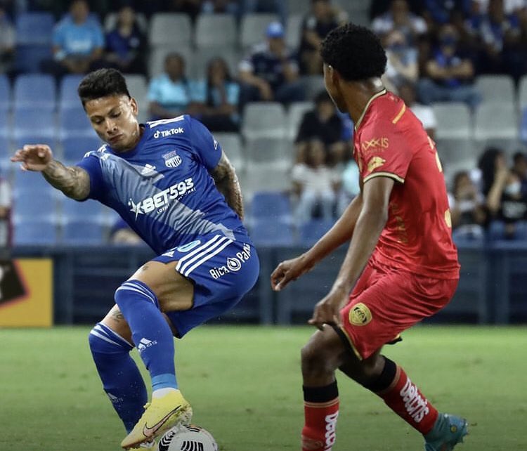 ¡Victoria sobre la hora de #Emelec ! 

Cabezas anotó el gol que le dio la victoria al bombillo frente a #Cumbaya 

Su próximo partido visitará al #Aucas