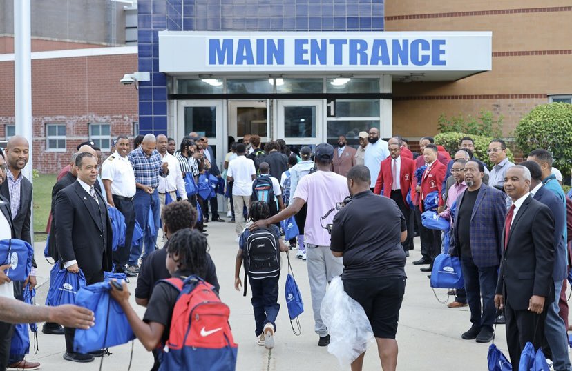 FisherMagnetUp's tweet photo. We would like to thank the Ford Resource and Engagement Center, Men of Courage Ford Fund, and the nearly 100 volunteers that welcomed our students back to school. Lieutenant Governor Garlin Gilchrist, Councilmen Coleman A. Young II and James Tate, and a host of volunteers. https://t.co/lSs8HfXVyH