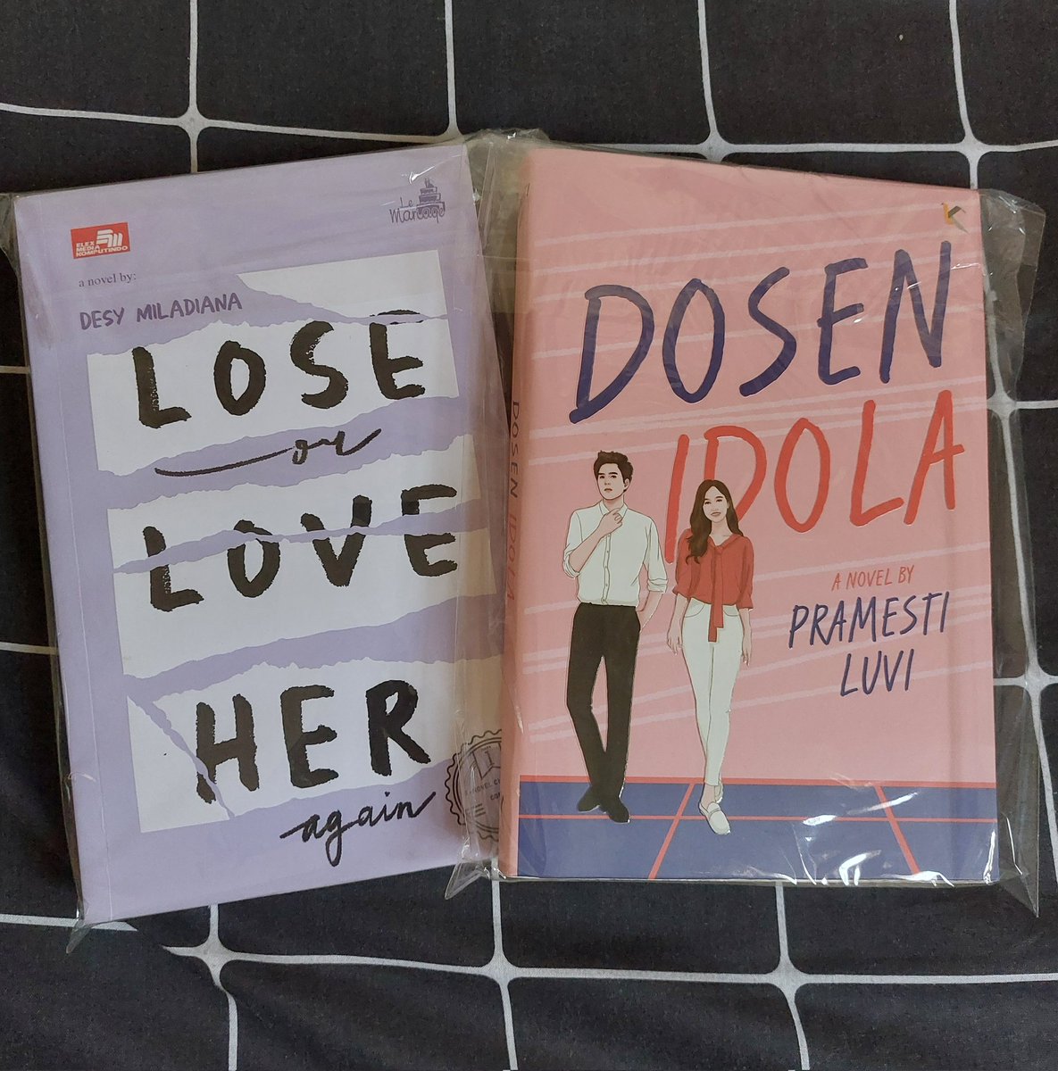 Haii guys, i want to giveaway my preloved books

* follow &amp; RT aja ya

Untuk ongkir ditanggung pemenang, ini langsung 2 buku aja ya dalam 1 paket, males ngepacknya 😅

End Minggu 4/9 09:00