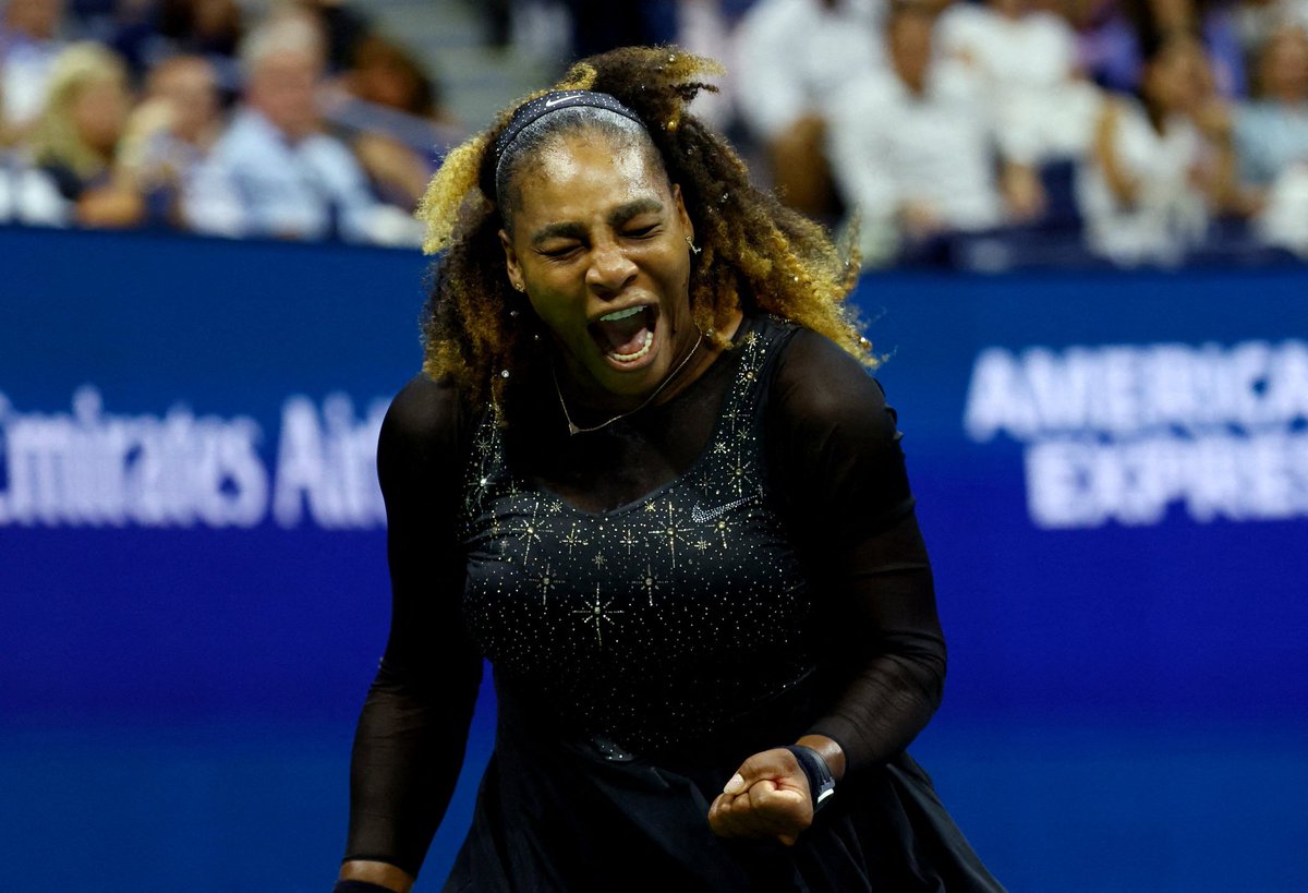 Todo el público de pie en Nueva York para despedir a Serena Williams del tenis.
Parte de la historia de este deporte deja la actividad y la gente la saluda con honores.