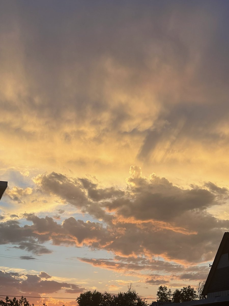 goavs925's tweet photo. Bee-u-dee-ful sunset as seen from Old Littleton this fine Friday evening๐ #oldlittleton #coloradosunsets #cowx #threedayweekend https://t.co/Lp5uqyDRKX