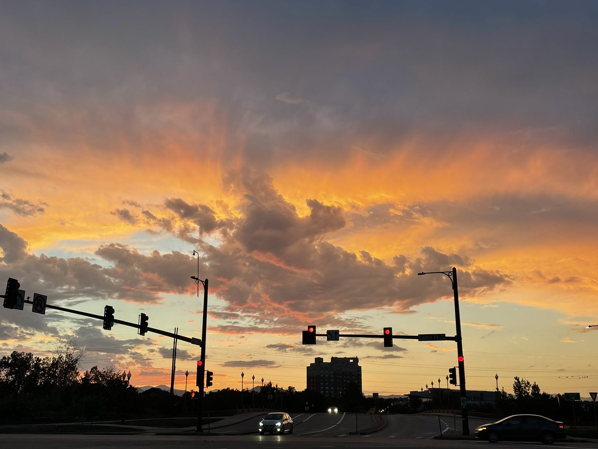 goavs925's tweet photo. Bee-u-dee-ful sunset as seen from Old Littleton this fine Friday evening๐ #oldlittleton #coloradosunsets #cowx #threedayweekend https://t.co/Lp5uqyDRKX