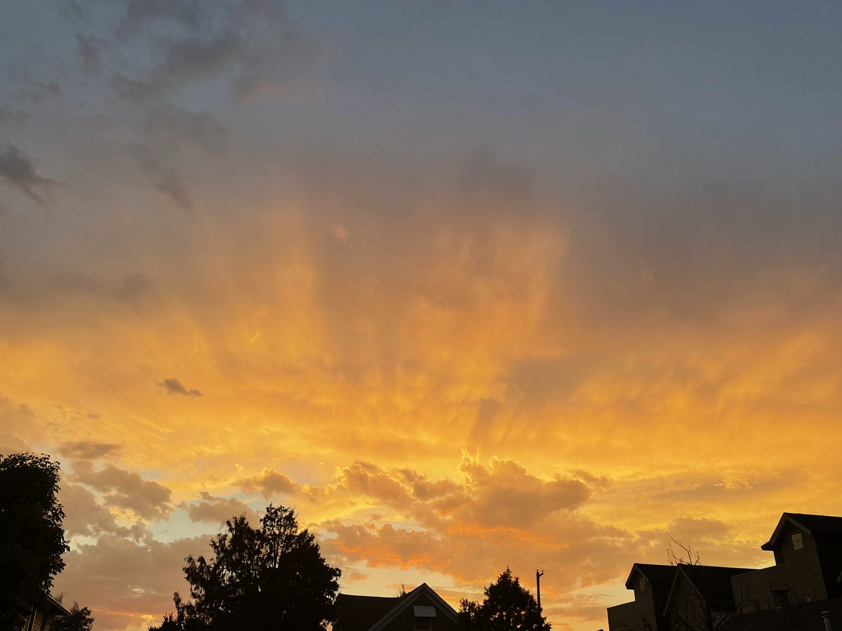 goavs925's tweet photo. Bee-u-dee-ful sunset as seen from Old Littleton this fine Friday evening๐ #oldlittleton #coloradosunsets #cowx #threedayweekend https://t.co/Lp5uqyDRKX