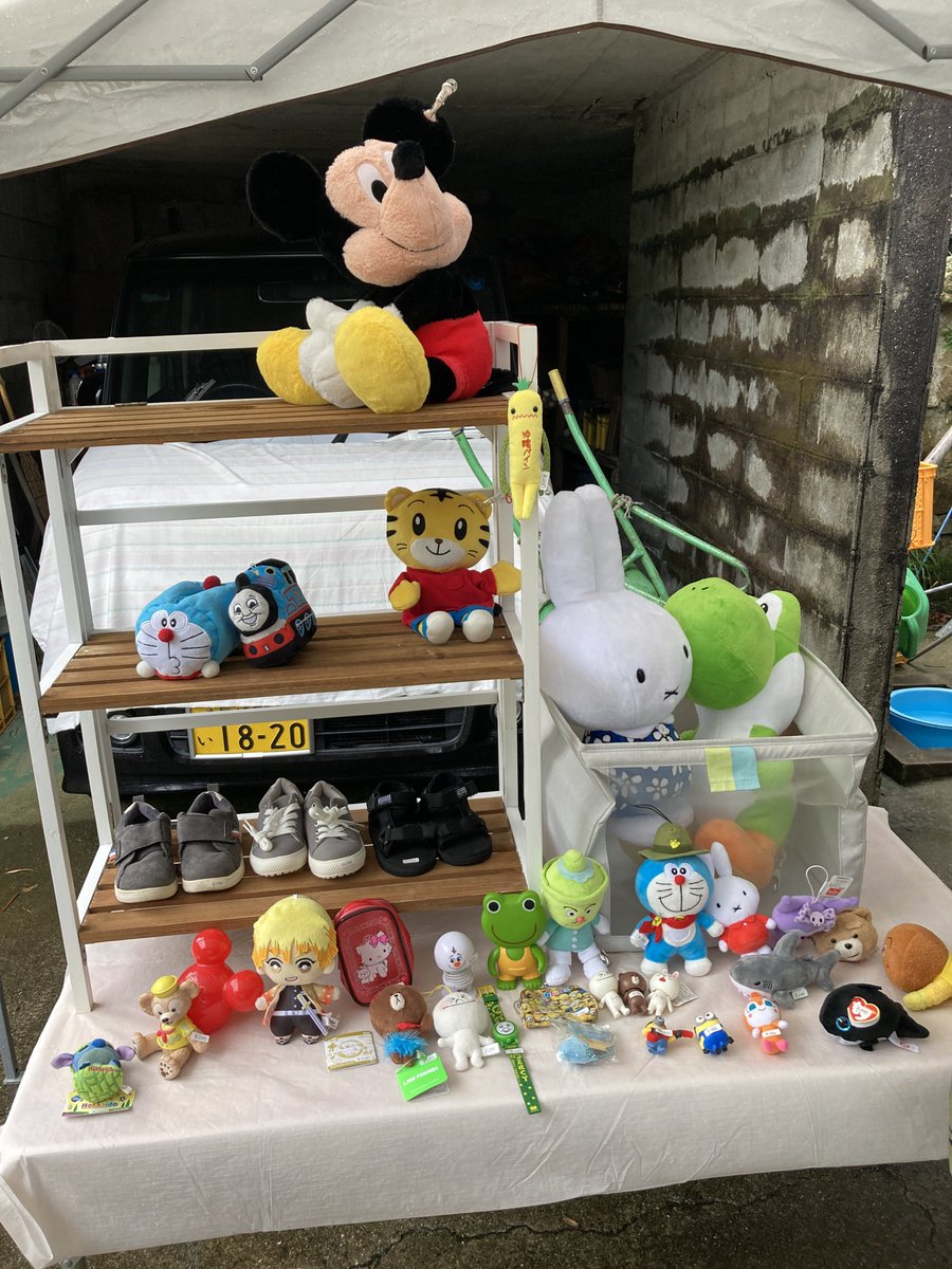 ROOM3304's tweet photo. めっちゃ雨だけど、ぶどうマルシェ開催してます🤲🍇！！(どうにかイける……)

シャインマスカットもお買い求めやすく1パックを240円で販売してまーす👌

めちゃ売れるから大量生産中です🍇🍇🍇

FAM雑貨の他にも、我が家で出番が無くなったぬいぐるみ類も出品してます🧸(これがまた売れてます) https://t.co/8KHIbvjmta