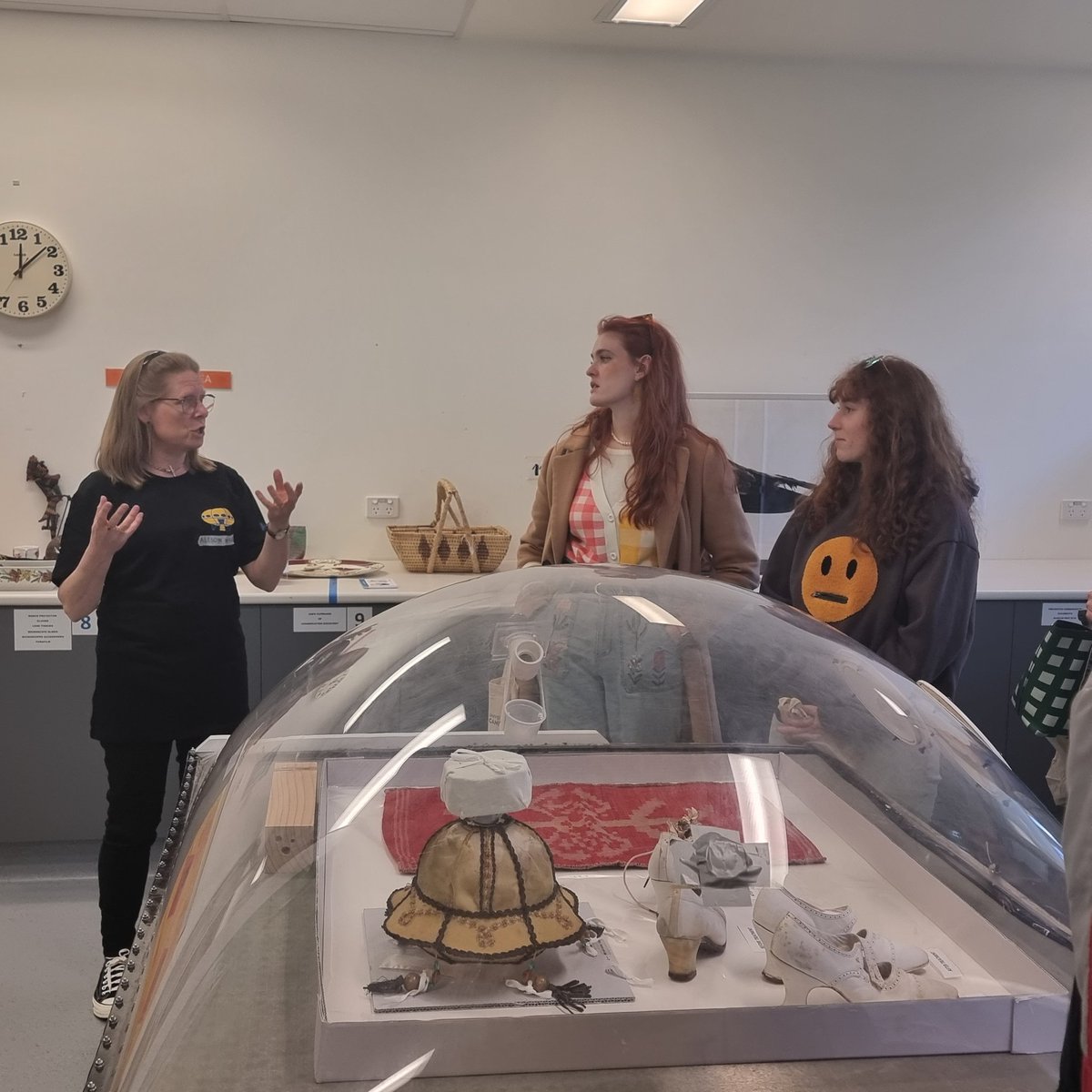 tracyireland4's tweet photo. A steady stream of lovely prospective students in the #heritagelab @UniCanberra #ucopenday https://t.co/BjgKW5Cv25