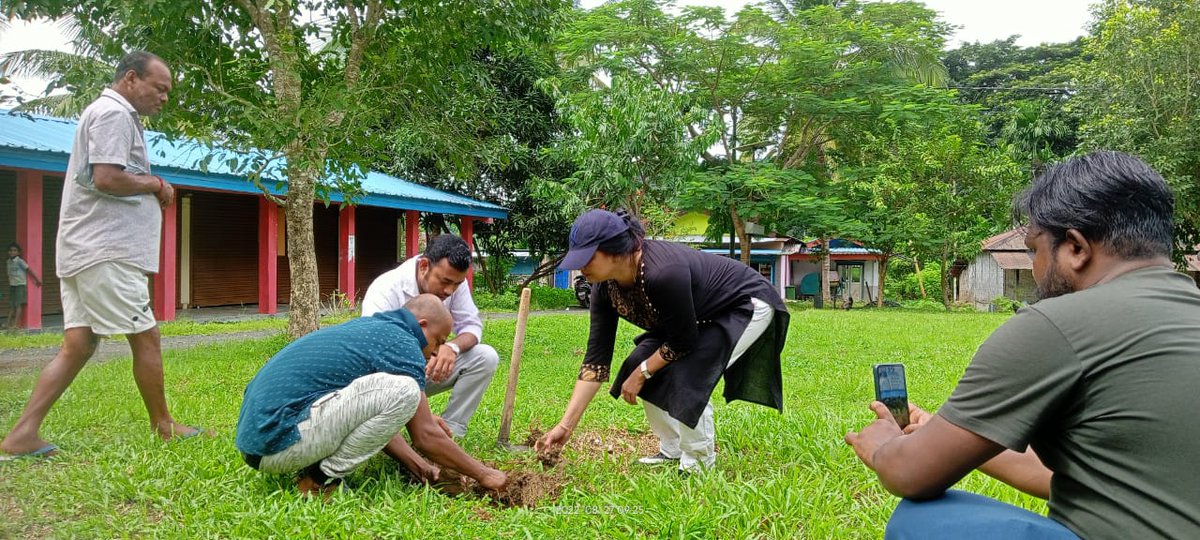 er_mitun's tweet photo. #EachOnePlantATree
Plantation of fruit bearing plants by Smti Gayatri Singh (Agri.Asst.) at #GPRamNagar in presence of Pradhan
@DC_NMAndaman @DirPris @NorthAndaman @AgriGoI https://t.co/y6QUsTGB9c