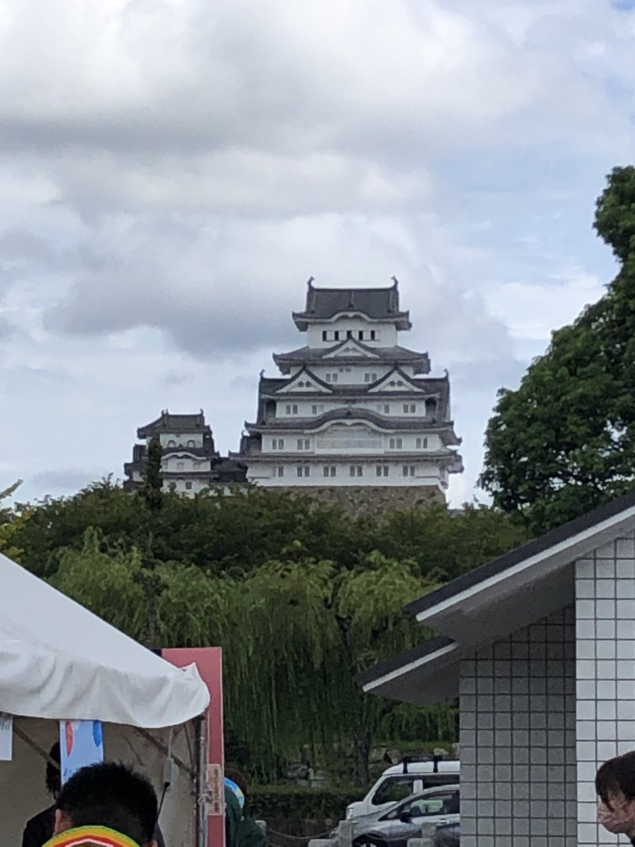 abios_1's tweet photo. 今日は姫路城の麓大手前公園で開催されているスマイルフェスタの一角に出展させて頂いてます
心配していた雨も何処へやら
爽やかな空の下静かに頑張ってます*͛💡⋆͛
美味しそうな屋台🍛元気なパフォーマンス🕺🕺🏻🕺🏼姫路のパワー貰いに来て下さい‼️
#姫路 #スマフェス  #燃料電池 #水素  #非常用電源 https://t.co/Ira3rDklKL