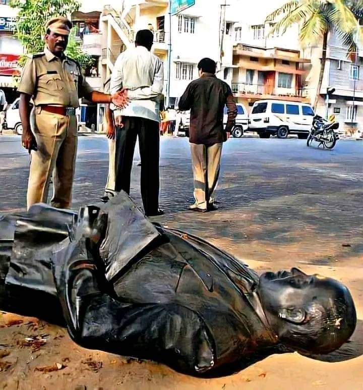 ambedkarajay1's tweet photo. यदि जातिगत भेदभाव नही है तो मूर्तिया सिर्फ बाबासाहेब आंबेडकर की ही क्यों तोड़ी जाती है  सोचो कितना ताकतवर होगा वो इन्सान, आज भी उनकी मूर्तियों से डरते हैं
#जयभीम https://t.co/O2rH28jfjy