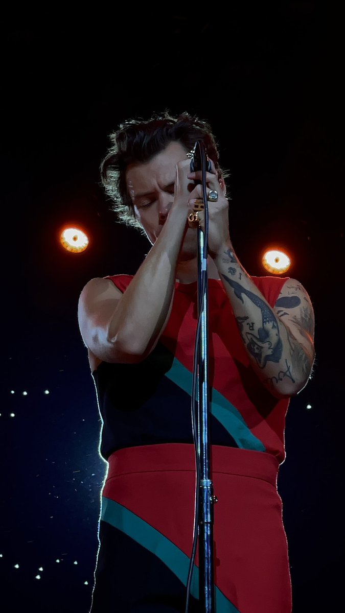 TheHarryNews's tweet photo. Harry onstage for MSG N8! #LoveOnTourNYC (Via littlefreakrry) https://t.co/F4tV1sdtnF